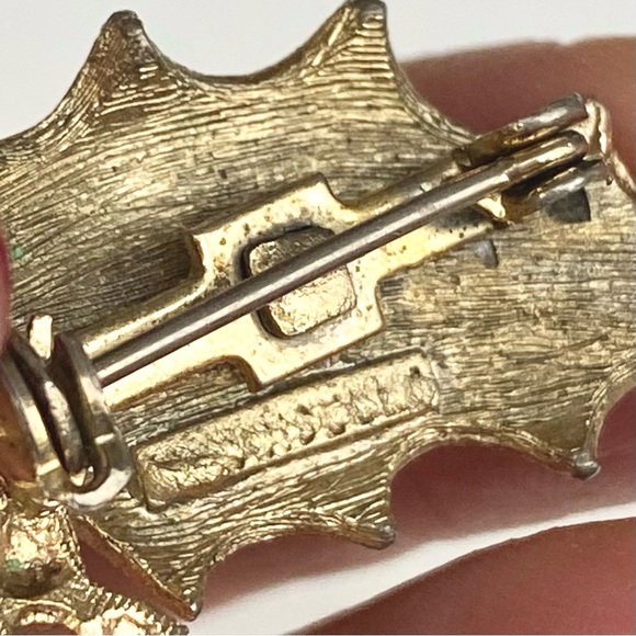 Vintage Mamselle Brooch Pin Gold Tone Holly Berry Sprig Leaf Christmas Holiday - Picture 5 of 6